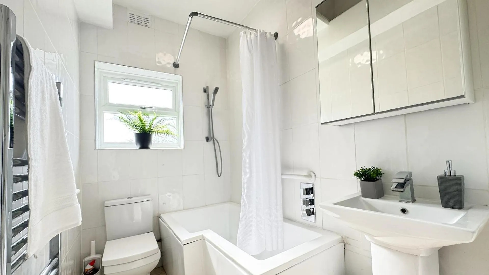 Mile End Road Apartment London By Smart Corporate Stays