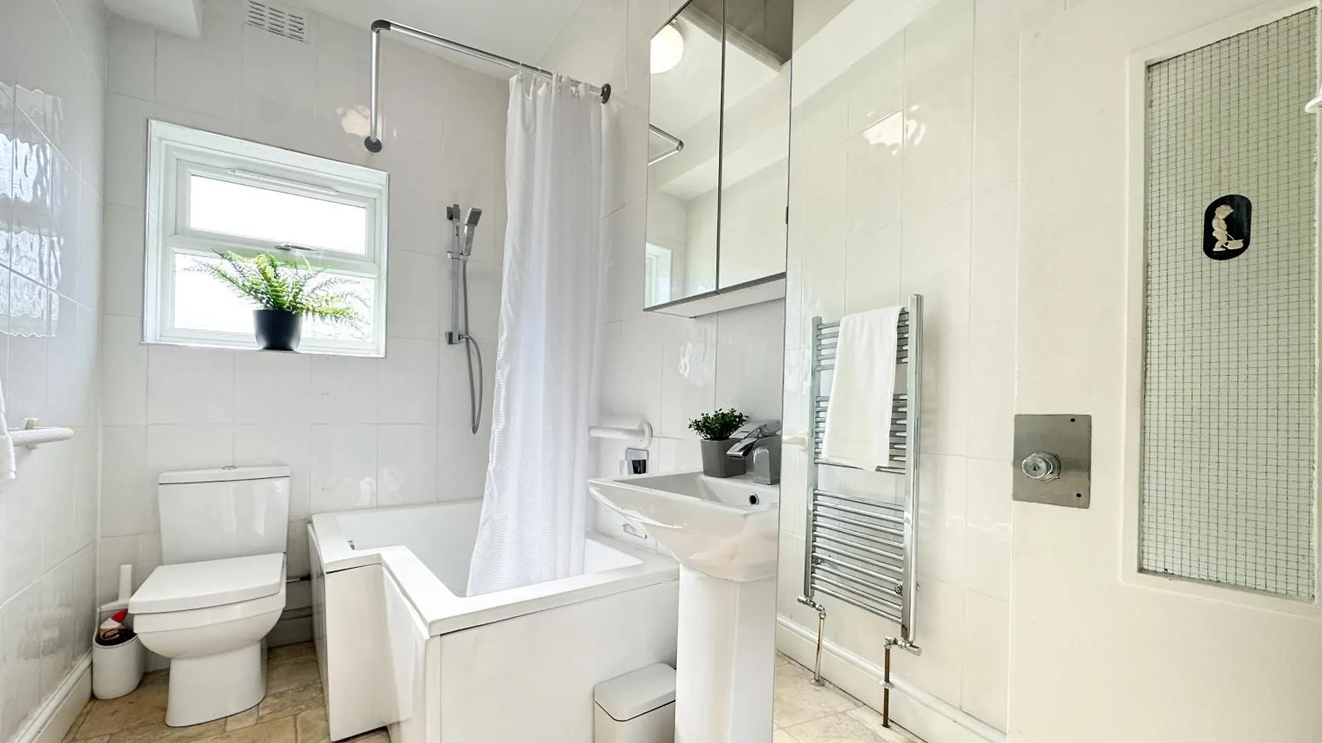 Mile End Road Apartment London By Smart Corporate Stays